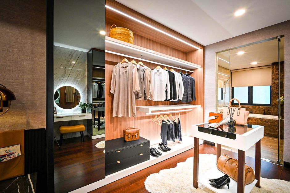 Modern luxury walk-in closet design